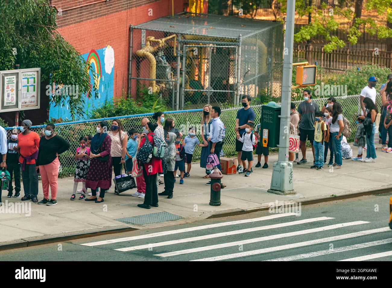 Les parents et les élèves font la queue à l'extérieur de la PS33 à Chelsea, à New York, le premier jour de l'école, le lundi 13 septembre 2021. La ville de New York n'a prescrit aucune option à distance cette année scolaire en instituant des précautions pour empêcher la propagation de COVID-19 dans la salle de classe. (© Richard B. Levine) Banque D'Images