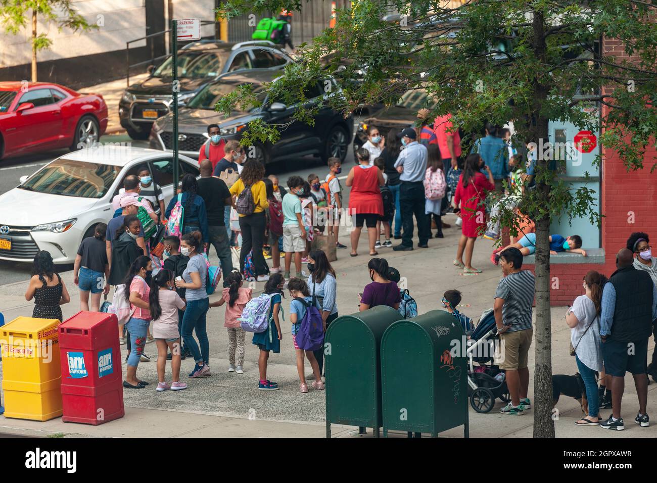 Les parents et les élèves font la queue à l'extérieur de la PS33 à Chelsea, à New York, le premier jour de l'école, le lundi 13 septembre 2021. La ville de New York n'a prescrit aucune option à distance cette année scolaire en instituant des précautions pour empêcher la propagation de COVID-19 dans la salle de classe. (© Richard B. Levine) Banque D'Images