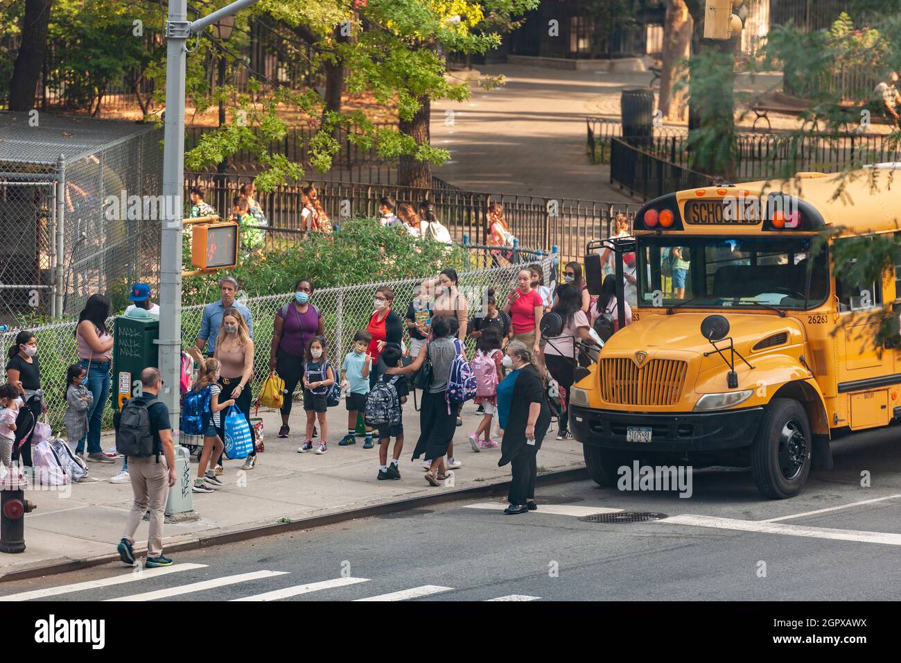 Les parents et les élèves font la queue à l'extérieur de la PS33 à Chelsea, à New York, le premier jour de l'école, le lundi 13 septembre 2021. La ville de New York n'a prescrit aucune option à distance cette année scolaire en instituant des précautions pour empêcher la propagation de COVID-19 dans la salle de classe. (© Richard B. Levine) Banque D'Images