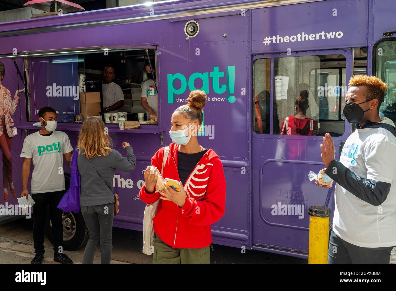 Un camion alimentaire distribue du café et des blondies de marque dans une activation de marque pour le programme HBO Max ÒThe autres TwoÓ à Chelsea à New York le vendredi 10 septembre 2021. (©ÊRichard B. Levine) Banque D'Images