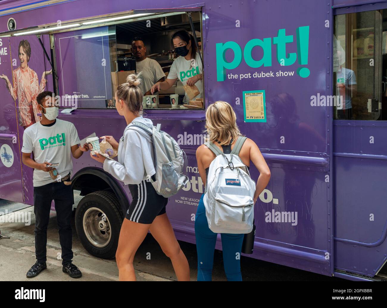 Un camion alimentaire distribue du café et des blondies de marque dans une activation de marque pour le programme HBO Max ÒThe autres TwoÓ à Chelsea à New York le vendredi 10 septembre 2021. (©ÊRichard B. Levine) Banque D'Images