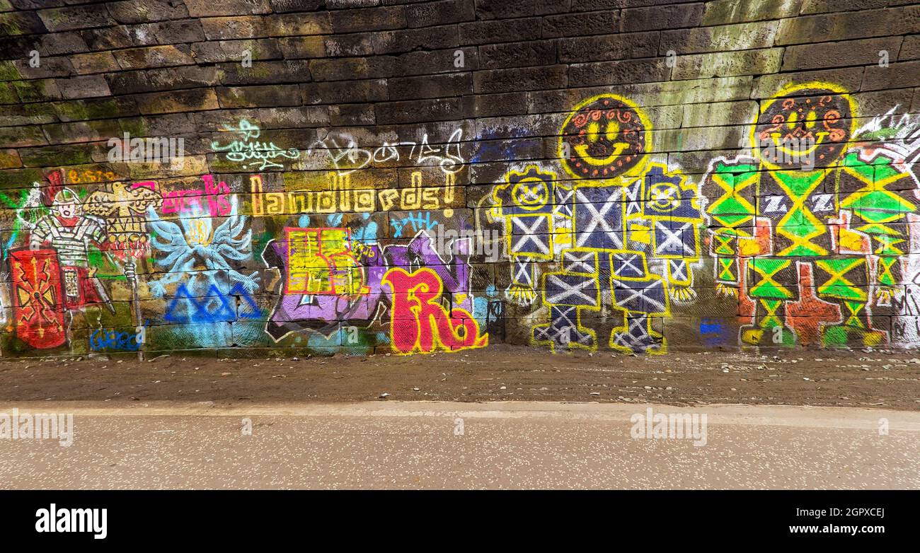 Travaux d'art Graffiti dans le tunnel ferroviaire innocent d'Édimbourg, en Écosse, au Royaume-Uni Banque D'Images