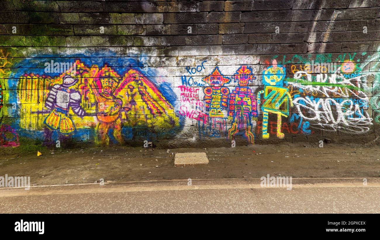 Travaux d'art Graffiti dans le tunnel ferroviaire innocent d'Édimbourg, en Écosse, au Royaume-Uni Banque D'Images