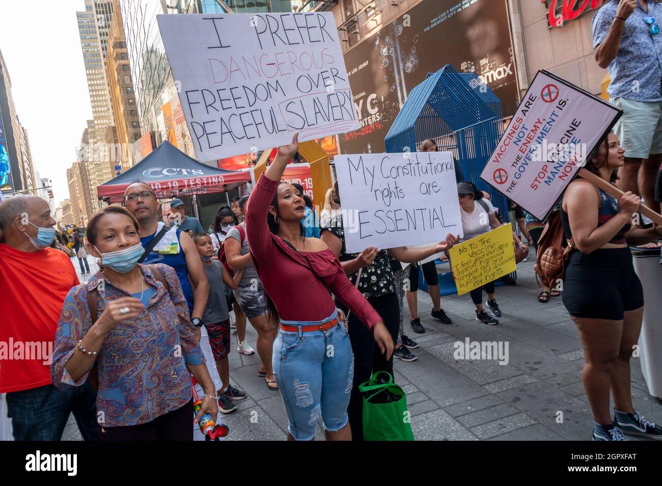 Des manifestants se rassemblent à Times Square à New York le samedi 18 septembre 2021 pour se rallier contre la vaccination contre Covid-19. (© Richard B. Levine) Banque D'Images