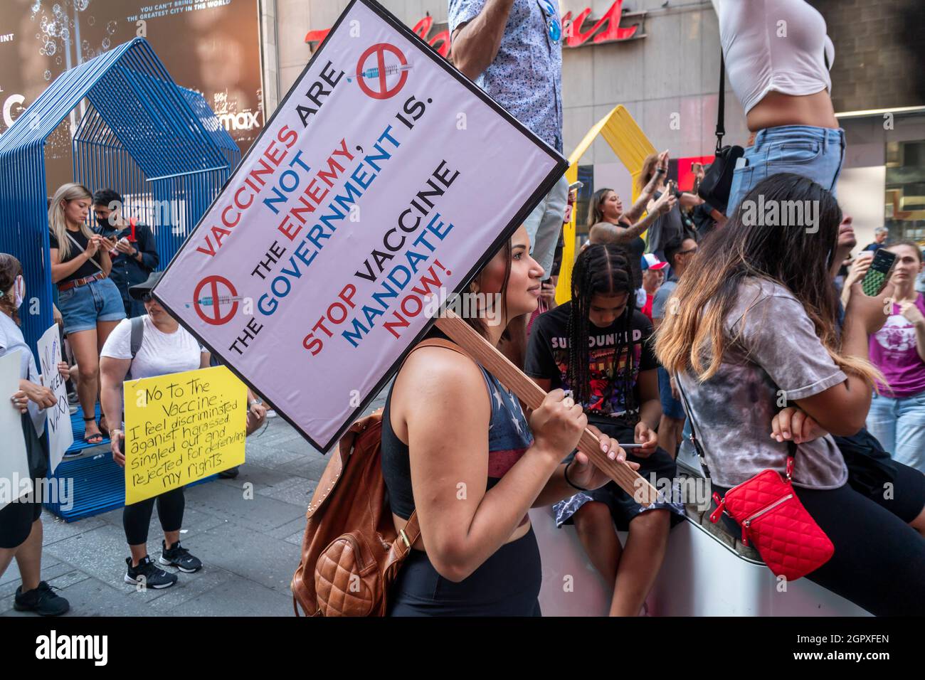 Des manifestants se rassemblent à Times Square à New York le samedi 18 septembre 2021 pour se rallier contre la vaccination contre Covid-19. (© Richard B. Levine) Banque D'Images