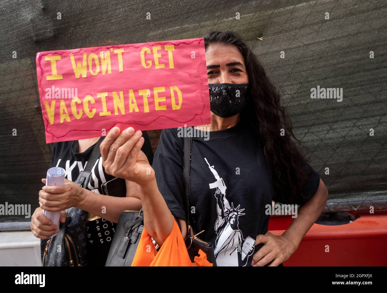 Des manifestants se rassemblent à Times Square à New York le samedi 18 septembre 2021 pour se rallier contre la vaccination contre Covid-19. (© Richard B. Levine) Banque D'Images