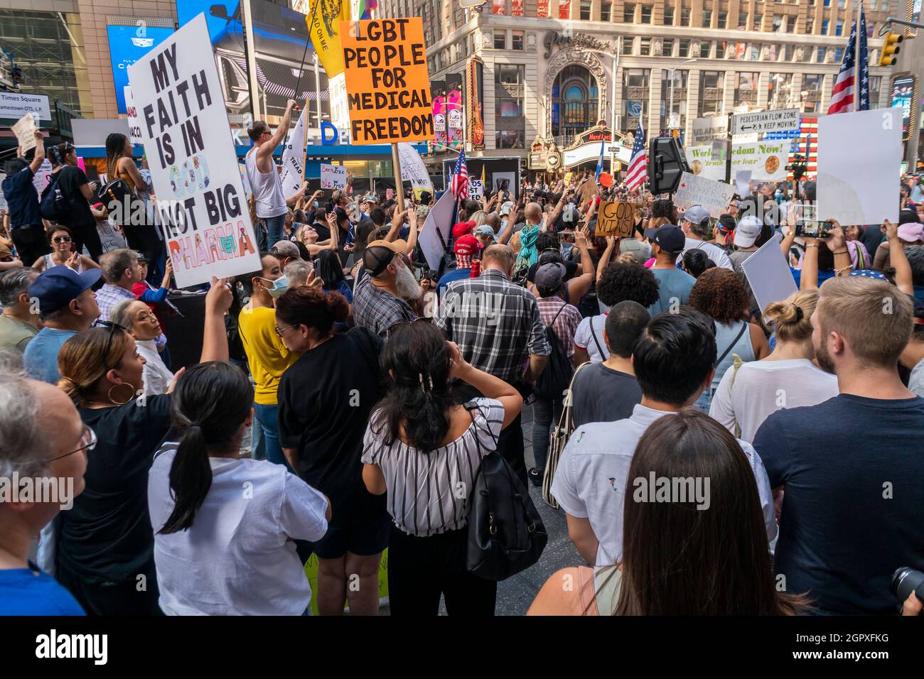 Des manifestants se rassemblent à Times Square à New York le samedi 18 septembre 2021 pour se rallier contre la vaccination contre Covid-19. (© Richard B. Levine) Banque D'Images