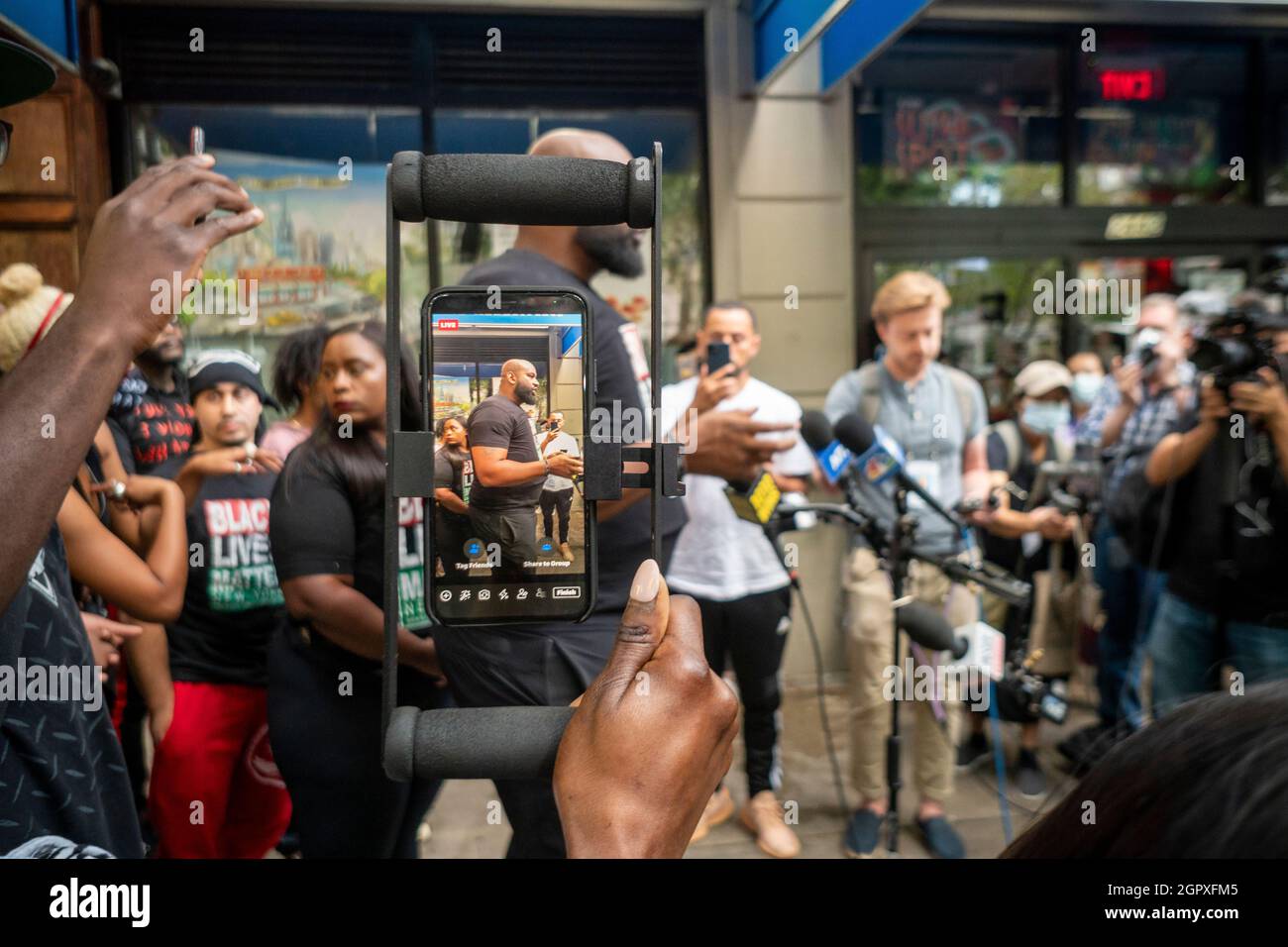 Le co-fondateur et président du Greater New York, Hawk Newsome, a parlé aux médias rassemblés devant le restaurant Carmine’s, dans le quartier Upper West Side de New York, le lundi 20 septembre 2021, de l’incident présumé reproché à des clients noirs et à l’hôtesse du restaurant. (© Richard B. Levine) Banque D'Images