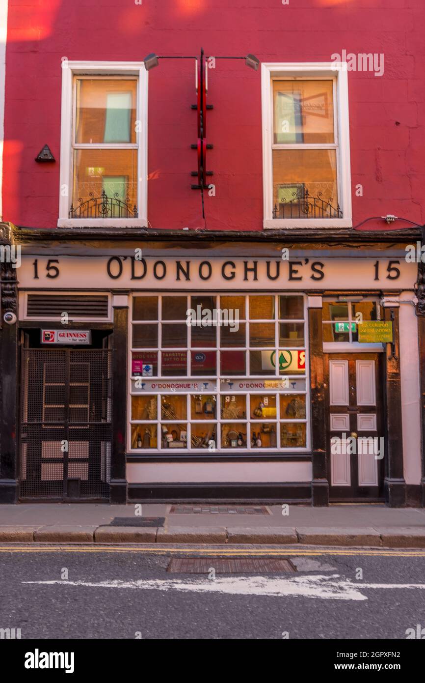DUBLIN, IRLANDE - 17 mars 2021 : Irlande, Dublin, 15 Merrion Row, O'Donoghue's Pub fermé par temps ensoleillé Banque D'Images