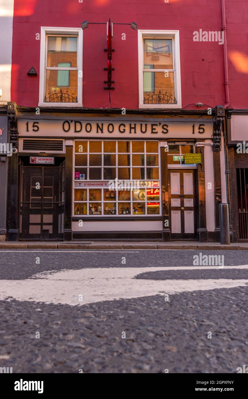 DUBLIN, IRLANDE - 17 mars 2021 : Irlande, Dublin, 15 Merrion Row, O'Donoghue's Pub fermé par temps ensoleillé Banque D'Images