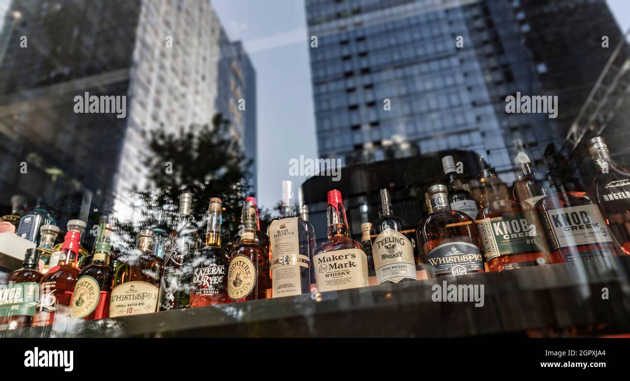 Une collection d'alcool exposée dans la fenêtre d'un restaurant à New York le dimanche 19 septembre 2021. (© Richard B. Levine) Banque D'Images