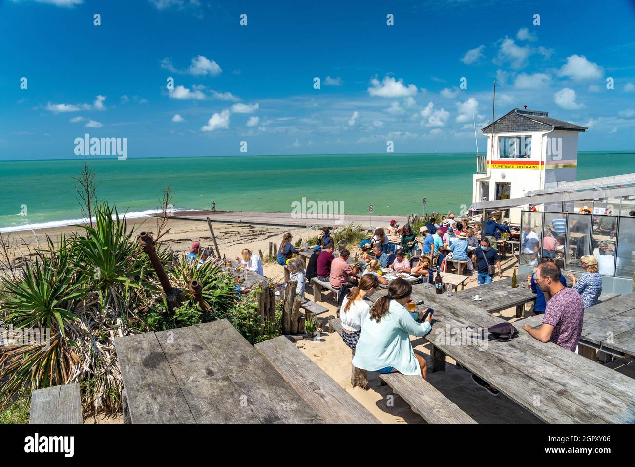 Restaurant la cale am Strand von Blainville-sur-Mer, Normandie, Frankreich | Restaurant la cale à la plage de Blainville-sur-Mer, Normandie, France Banque D'Images