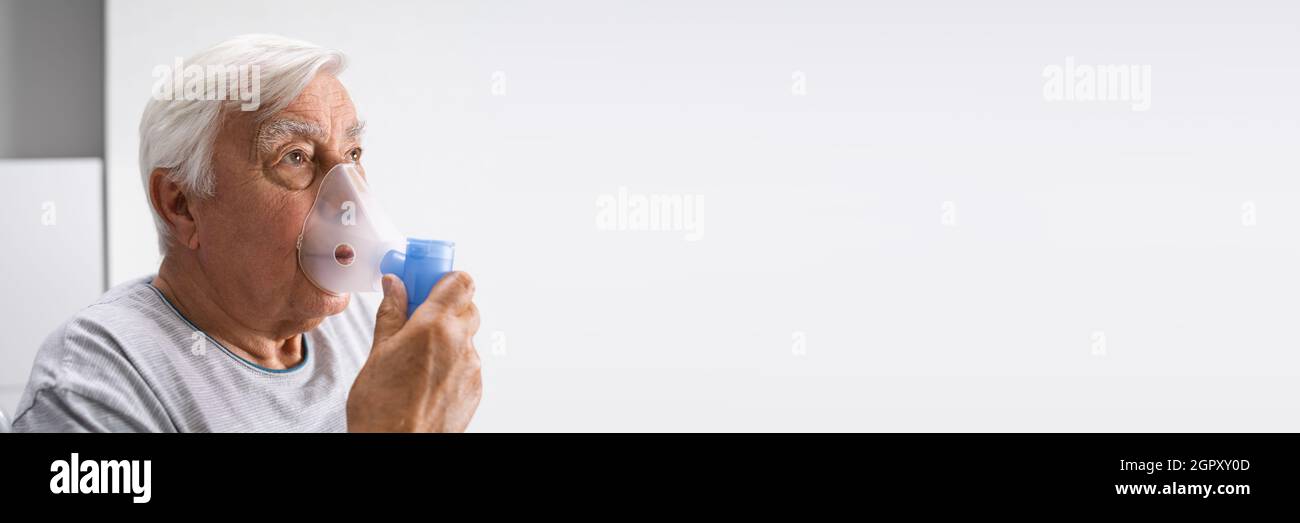 Masque d'oxygène pour la maladie pulmonaire et la fibrose. Homme inhalant Banque D'Images