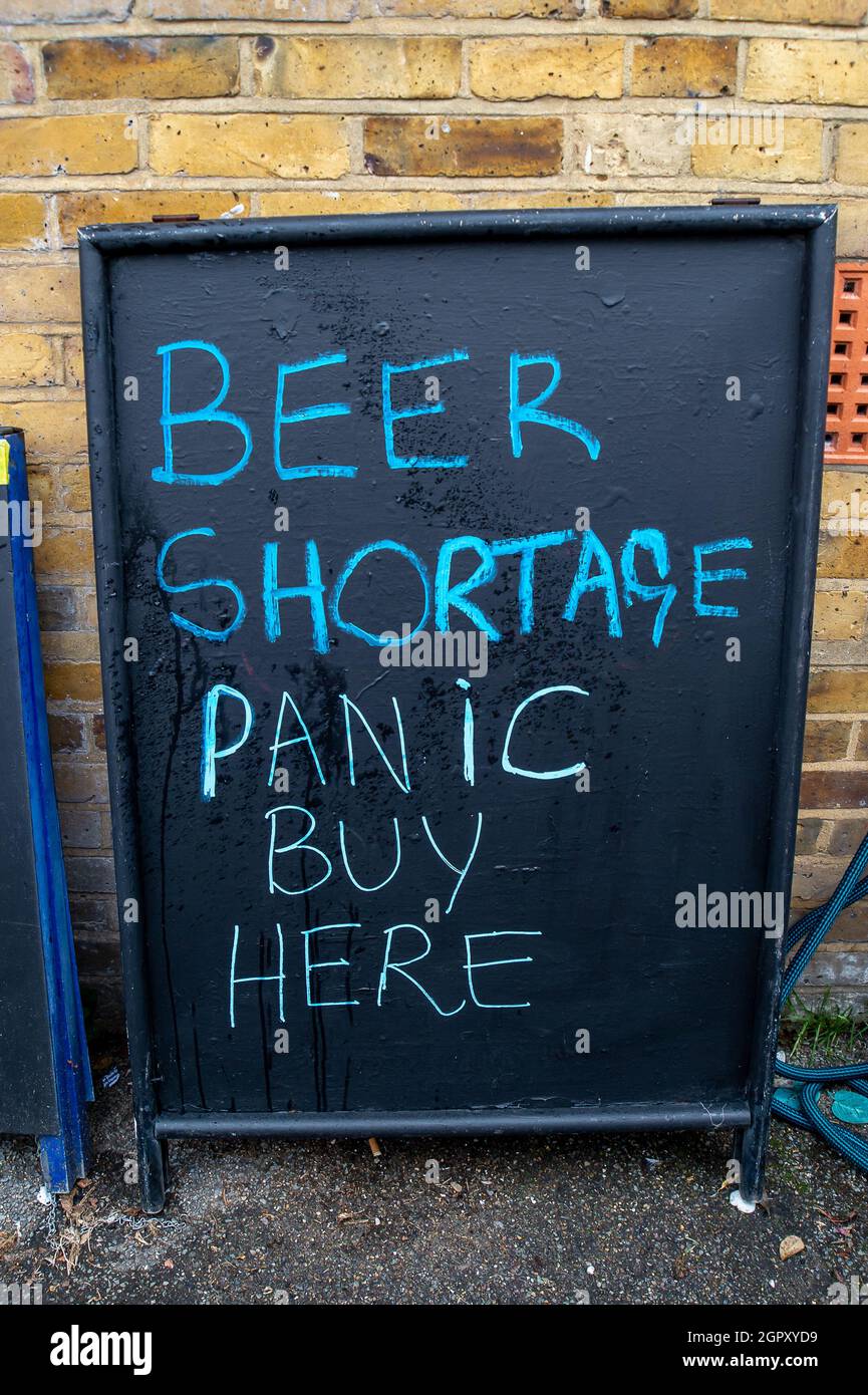 Maidenhead, Royaume-Uni. 30 septembre 2021. Les propriétaires du pub Ark ont un bon sens de l'humour car ils ont un panneau à l'extérieur de leur pub disant pénurie de bière, panique Achetez ici. Le nombre de chiffres positifs de Covid-19 pour 100,000 personnes pour les sept jours précédant et incluant le 25 septembre par rapport à la semaine précédente à Windsor et Maidenhead est de 377 (contre 288). Crédit : Maureen McLean/Alay Live News Banque D'Images