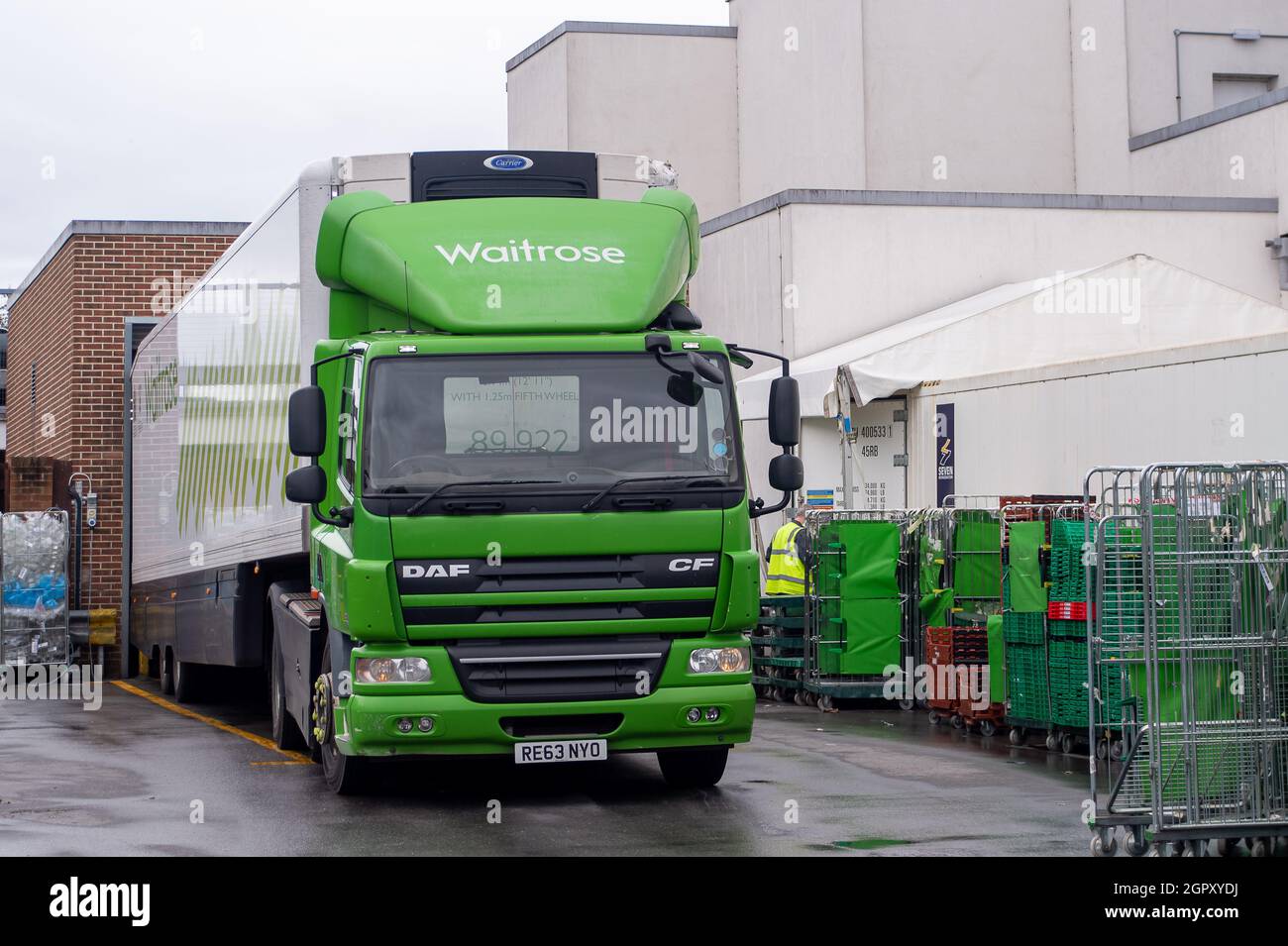 Maidenhead, Royaume-Uni. 30 septembre 2021. Un HVG de Waitrose effectuant une livraison au supermarché de Waitrose à Maidenhead. Compte tenu de la pénurie continue de chauffeurs de camions, Waitrose propose d'offrir un salaire allant jusqu'à 53,780 livres pour certains de ses chauffeurs. Crédit : Maureen McLean/Alay Live News Banque D'Images