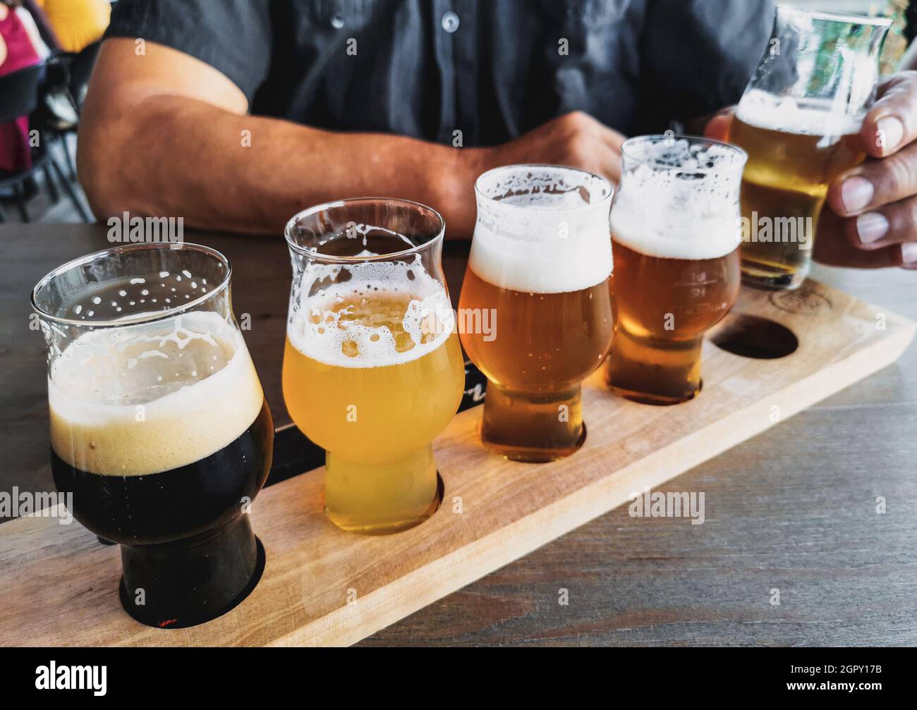 Gros plan photo de verres à bière sur une planche à dégustation en bois  Photo Stock - Alamy