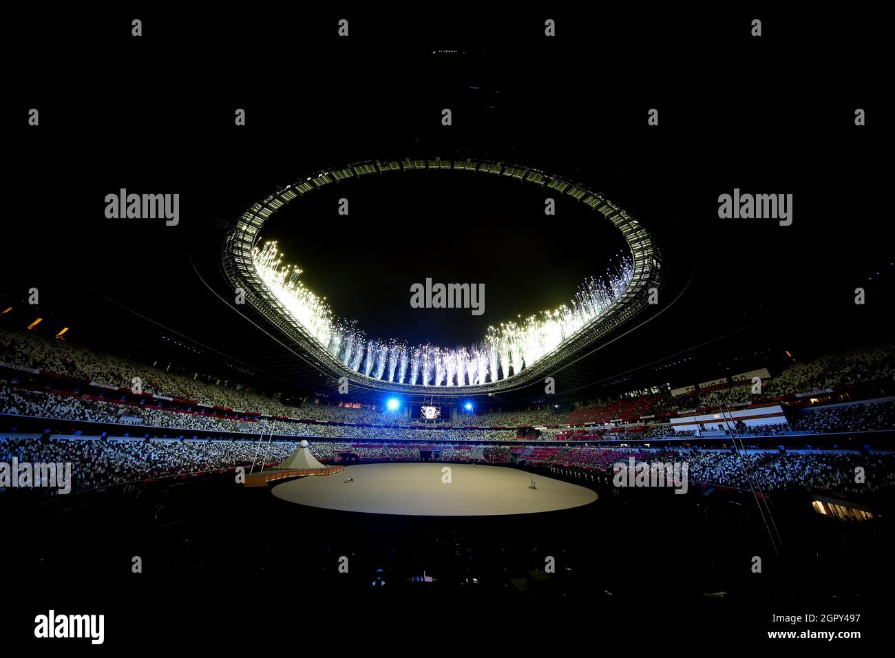 23 JUILLET 2021 - TOKYO, JAPON : feux d'artifice lors de la cérémonie d'ouverture des Jeux Olympiques de Tokyo 2020 (photo de Mickael Chavet/RX) Banque D'Images