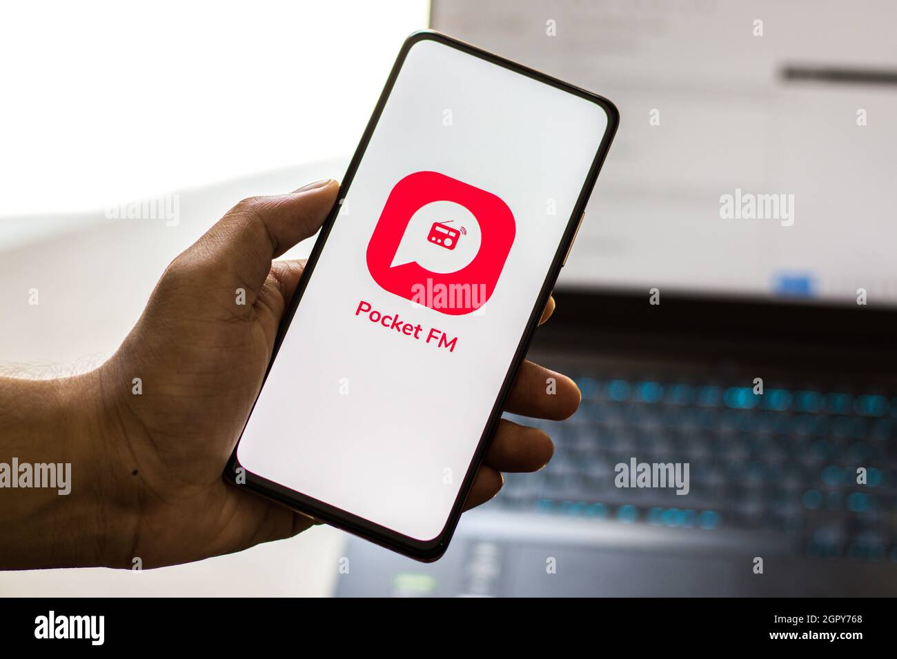 West Bangal, Inde - 28 septembre 2021 : logo de Pocket FM sur l'écran du téléphone. Banque D'Images