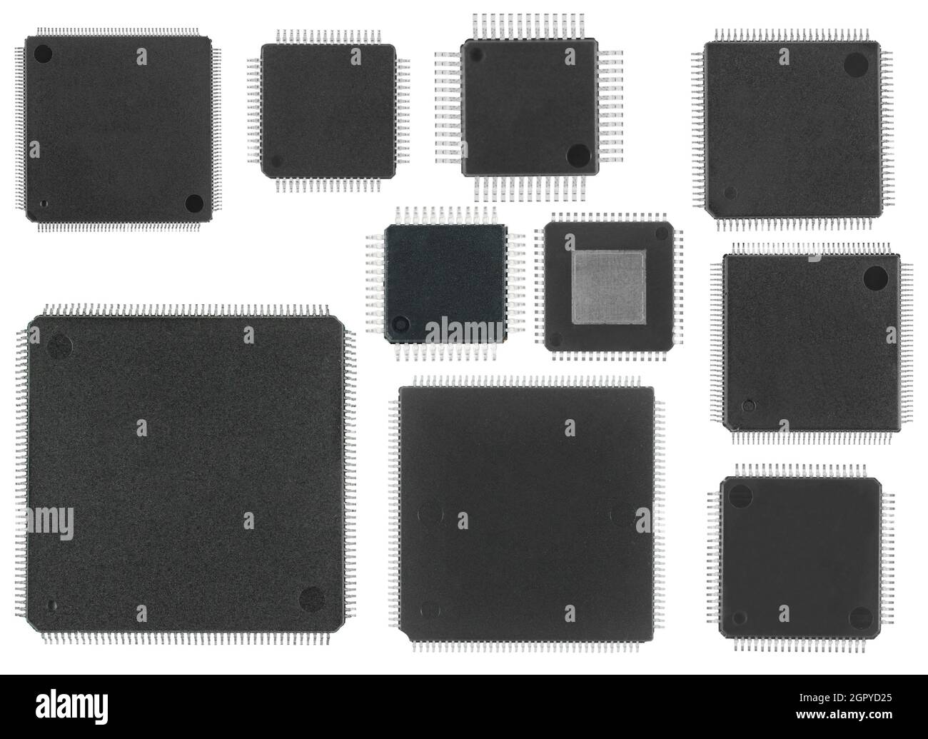 Microcircuits avec pattes sur les côtés, processeurs, composants électroniques, sur un fond blanc isolé Banque D'Images