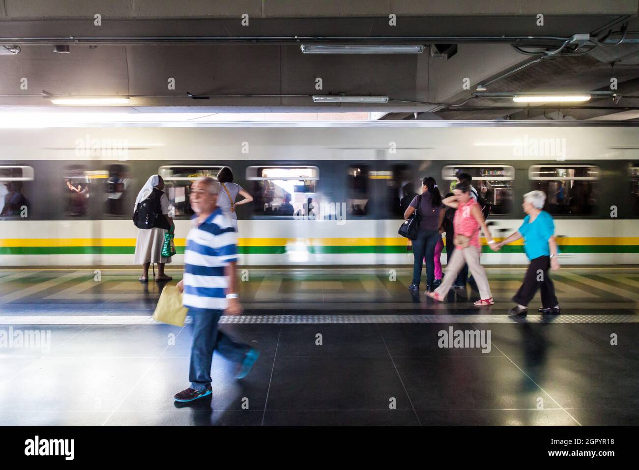 MEDELLIN, COLOMBIE - 1er SEPTEMBRE : le train arrive à la station de métro San Antonio de Medellin. Banque D'Images