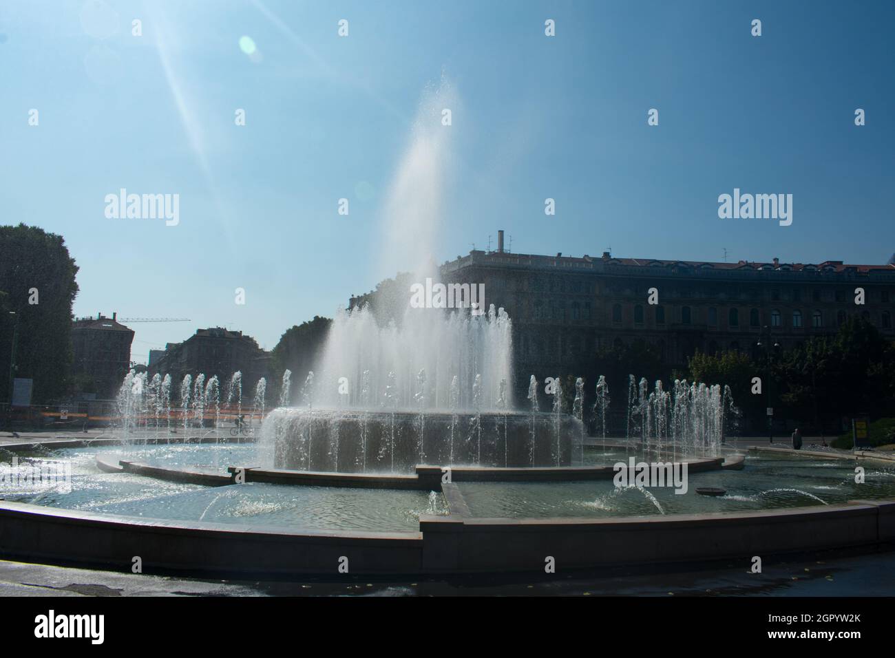 Femme touristique en face de Fontana di Piazza Castello à côté du célèbre château de Sforzesco à Milan en Italie. Destination touristique italienne Banque D'Images