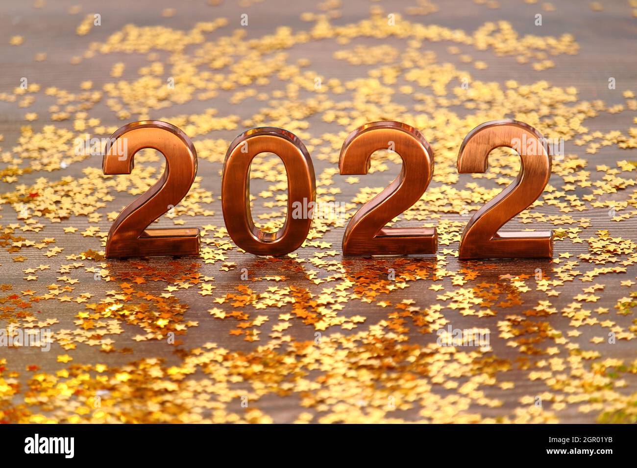 Bonne Année. Le numéro 2022 sur fond marron. Banque D'Images