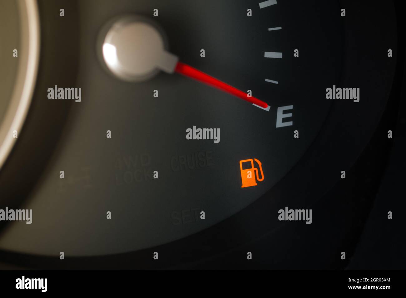 Jauge de carburant d'une voiture indique le réservoir vide Photo Stock -  Alamy
