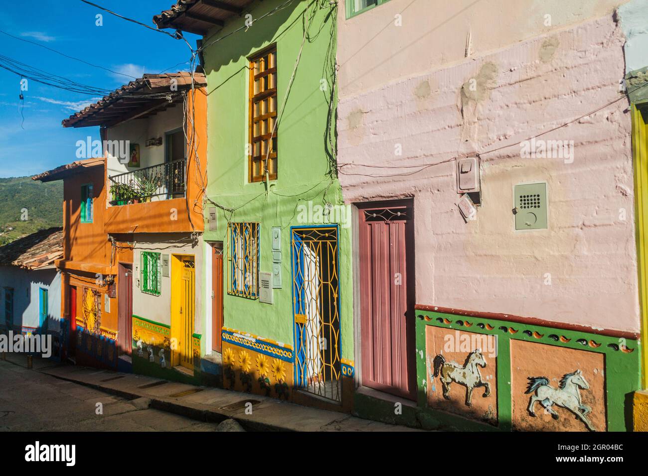 Maisons décorées en couleurs dans Guatape village, Colombie Banque D'Images