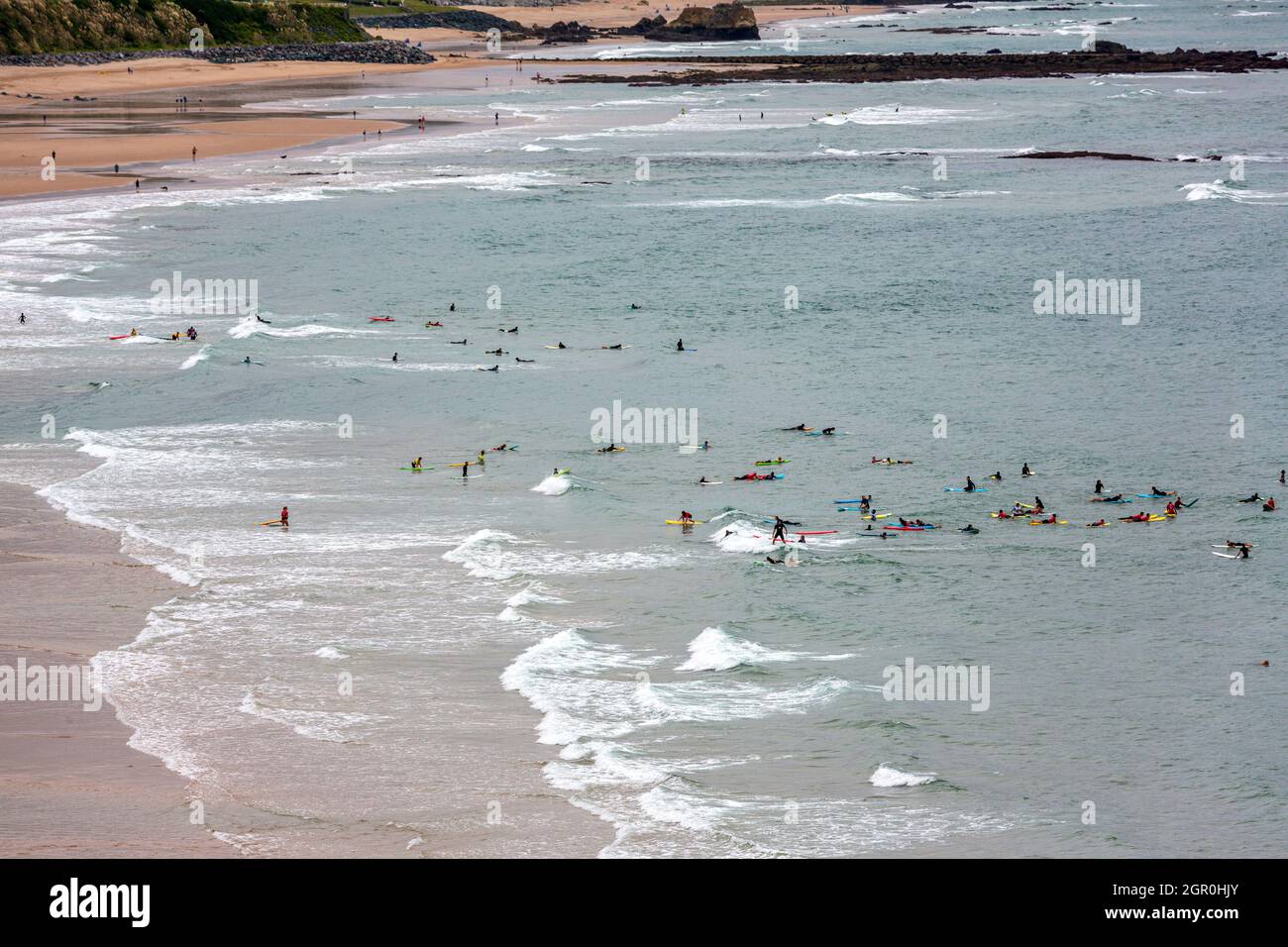 Surfeurs sur la plage Côte des Basques.Biarritz, Pyrénées-Atlantiques, France Banque D'Images