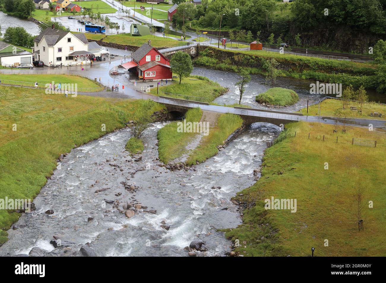 NORHEIMSUND, NORVÈGE - 2 JUILLET 2016 : c'est un petit village situé sous la cascade de Steinsdalsfossen. Banque D'Images