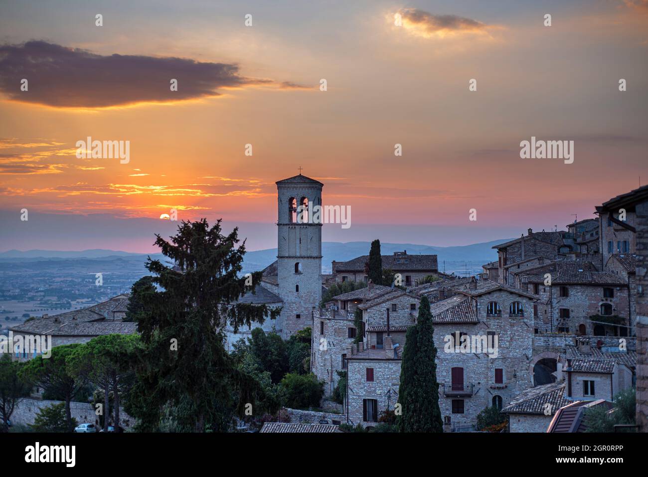 Coucher de soleil d'Assise, province de Pérouse, Ombrie, Italie. Vue panoramique sur la ville de San Francesco Banque D'Images