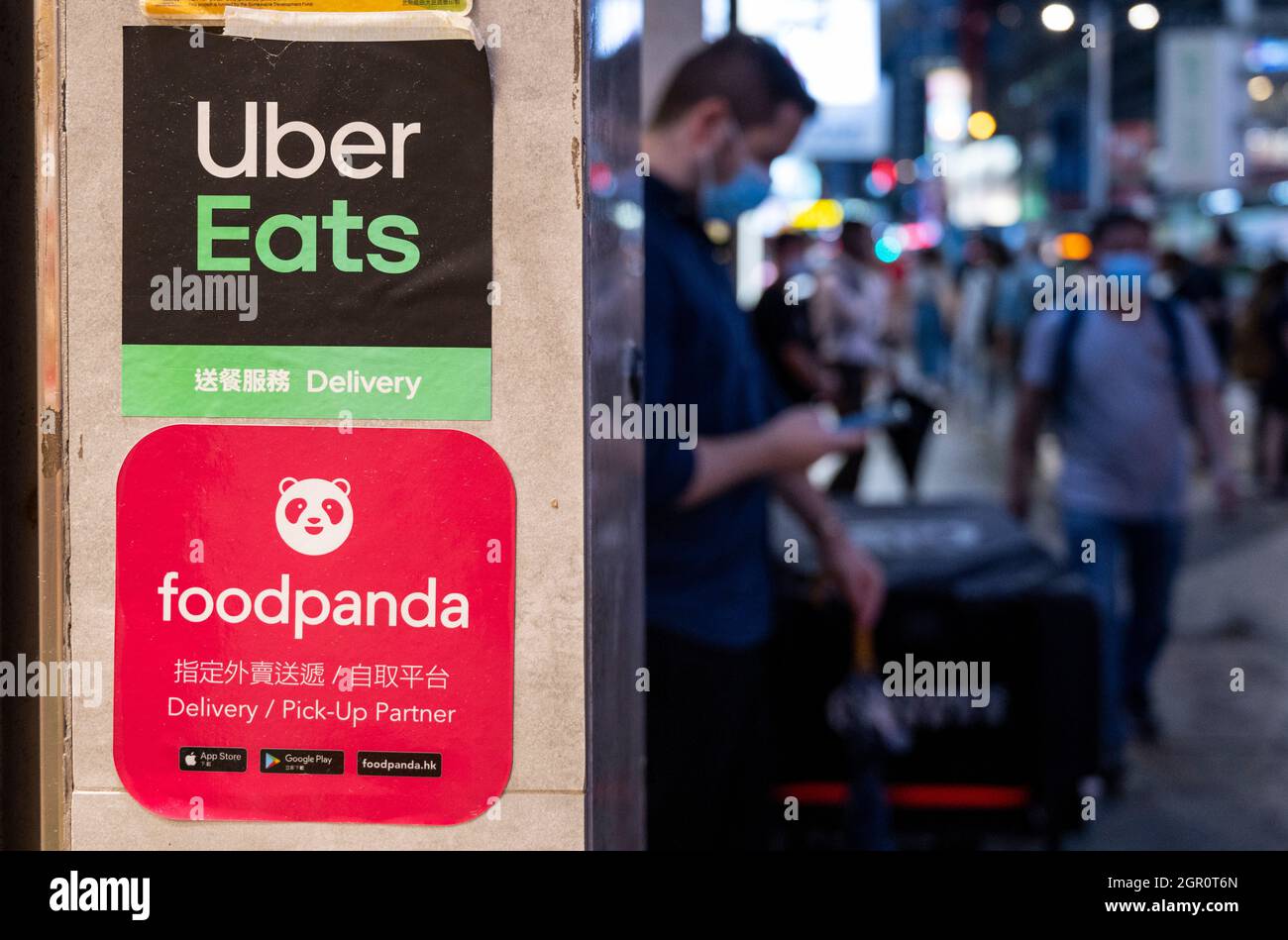 Un restaurant affiche sur sa porte des autocollants des compagnies de  livraison de nourriture, Foodpanda ou Food Panda et Uber Eats, à Hong Kong  Photo Stock - Alamy