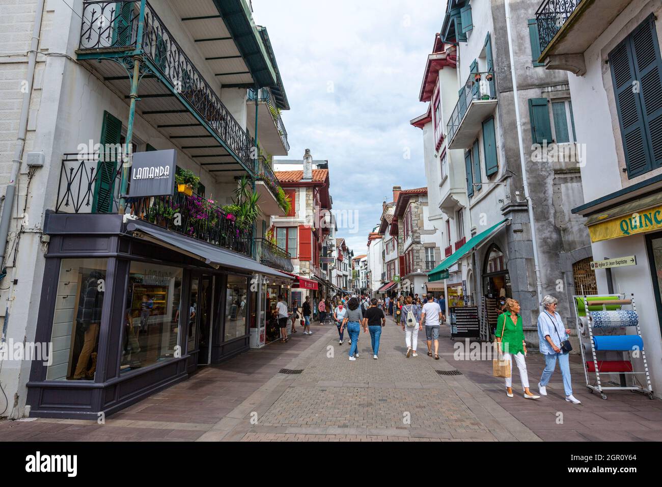 Rue Léon Gambetta, Saint-Jean-de-Luz, Pyrénées-Atlantiques, France Photo  Stock - Alamy