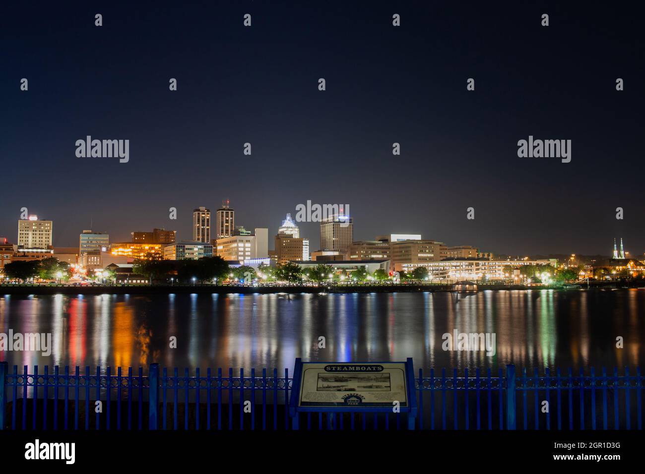 Le centre-ville de Peoria la nuit avec Un ciel clair (quelques signes d'entreprise tachés) Banque D'Images