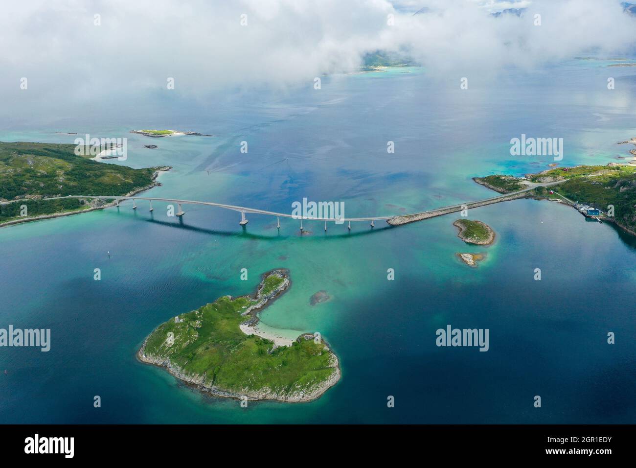 Vue de drone sur l'océan Turquoise, les îles et Un pont dans le nord de la Norvège Banque D'Images