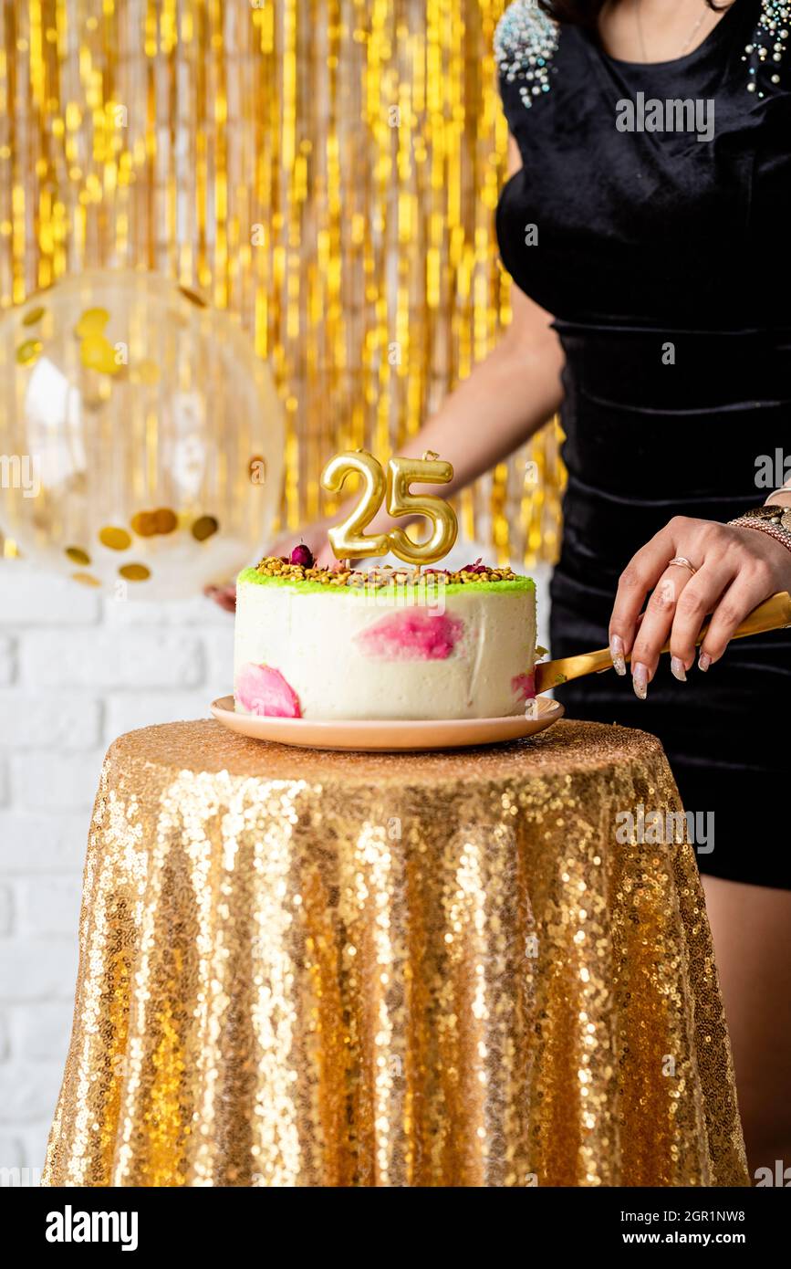 Fete D Anniversaire Belle Femme Brune En Robe De Fete Noire Tenant La Montgolfiere Celebrant Son Anniversaire Coupant Le Gateau Photo Stock Alamy