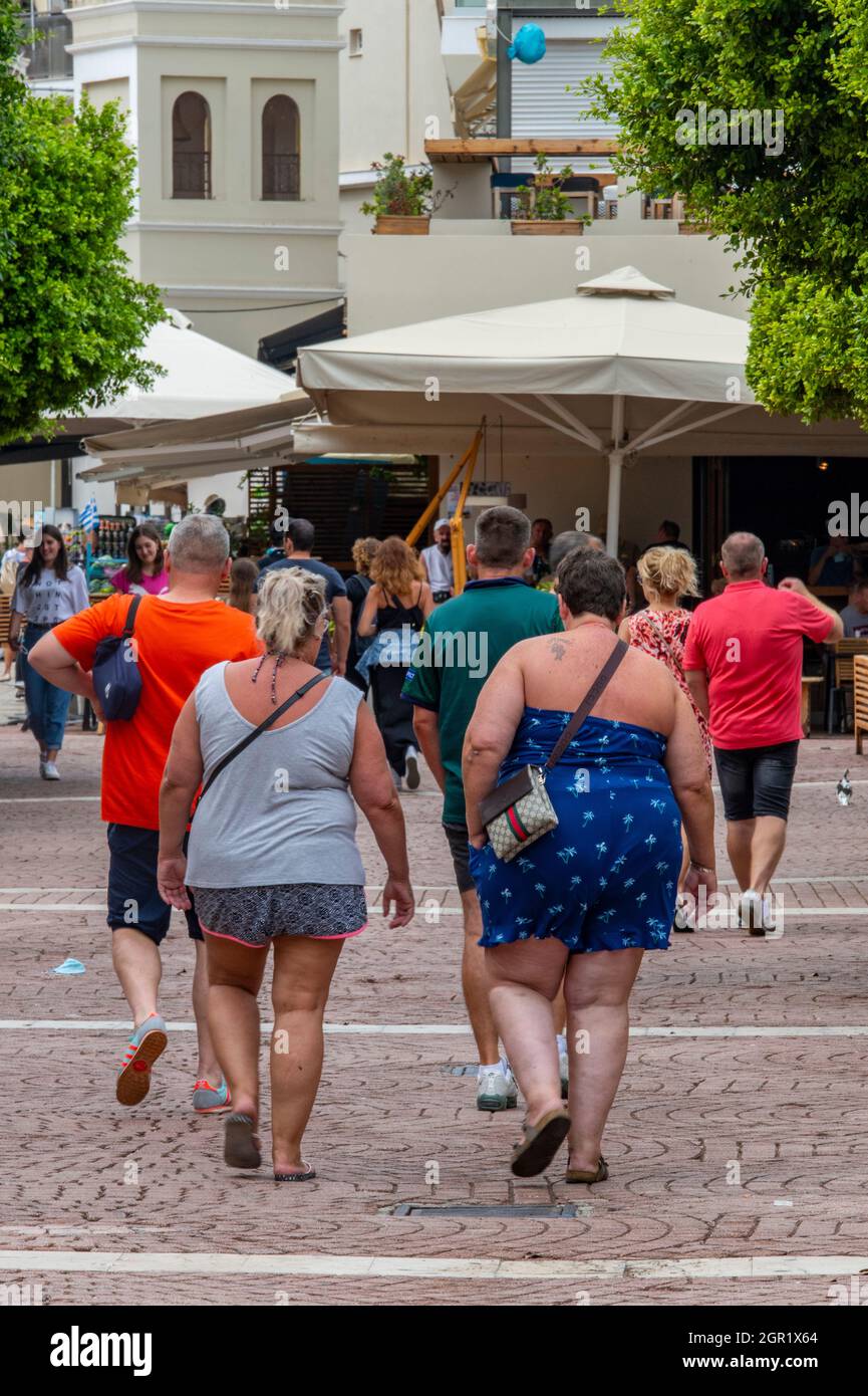 deux femmes en surpoids marchant ensemble lors d'une journée chaude sur zakynthos grèce. femmes obèses, femmes de graisse, obésité, problèmes de poids de la femme malsains. Banque D'Images