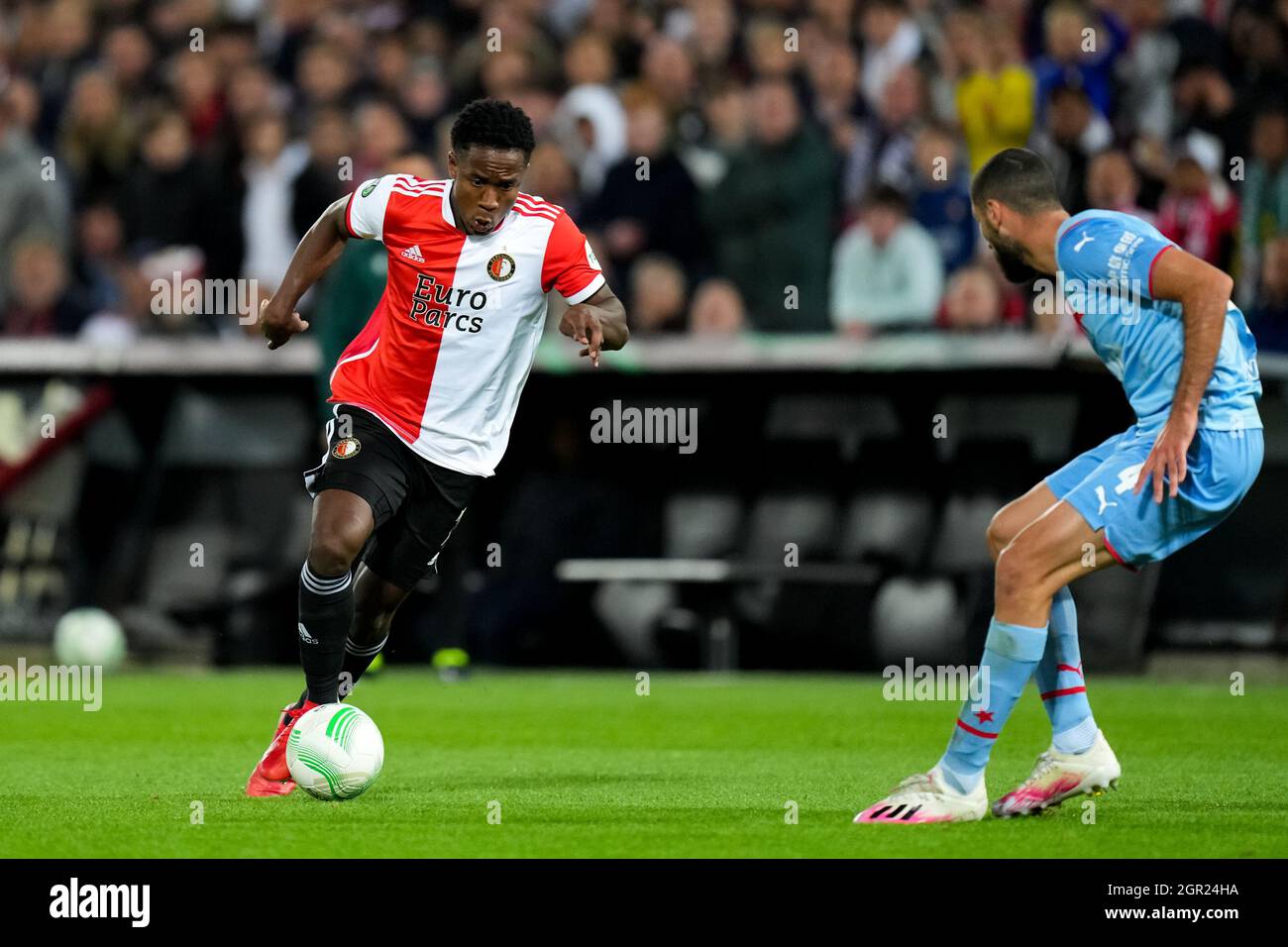 rotterdam pays bas septembre 30 luis sinisterra de feyenoord et aiham ousou de slavia prague lors du match de groupe de la ligue des conferences de l uefa entre feyenoord et slavia
