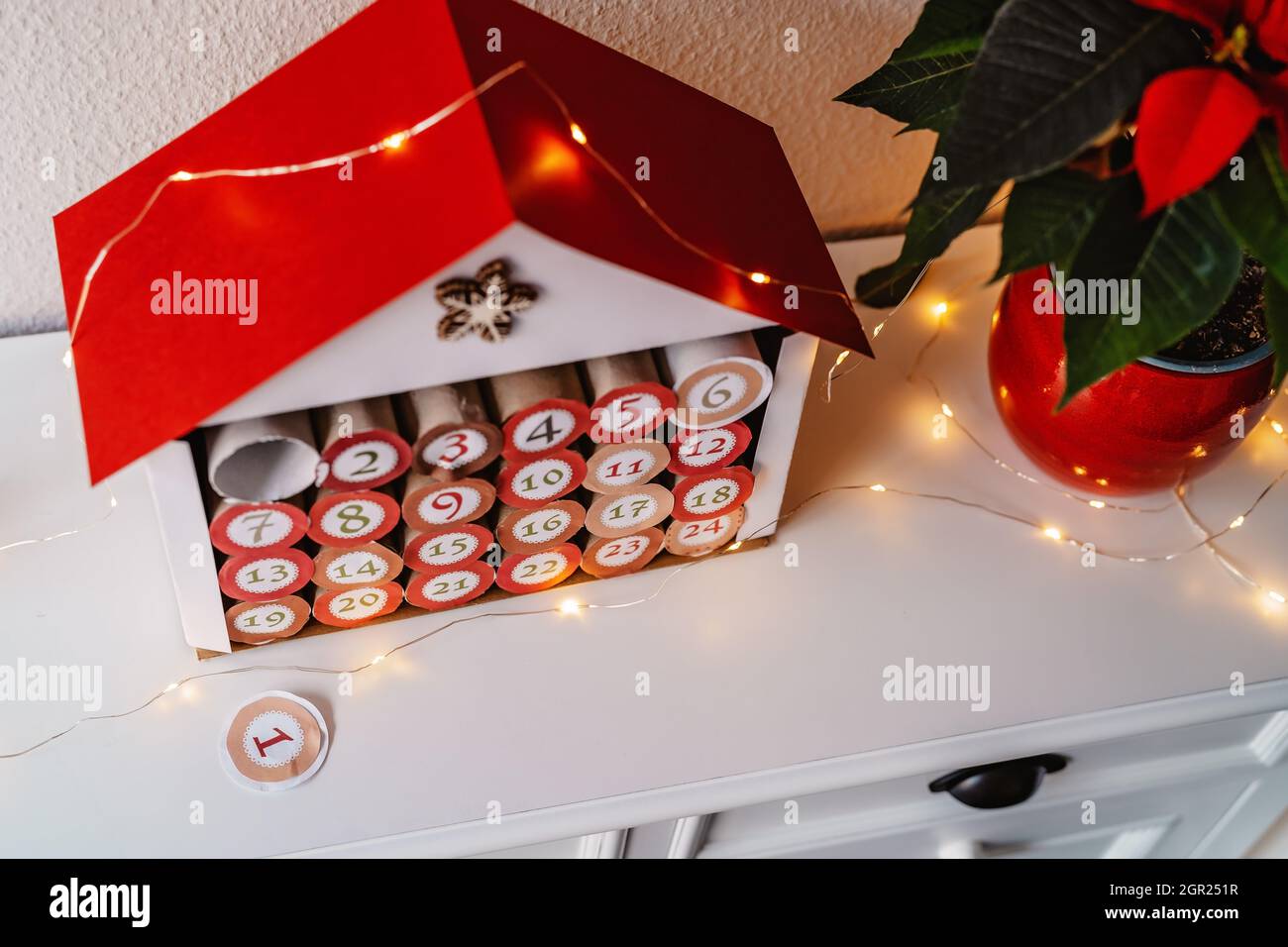 Calendrier de l'Avent fait main à partir de rouleaux de papier toilette et  carton.Noël durable, Upcyclisme Photo Stock - Alamy