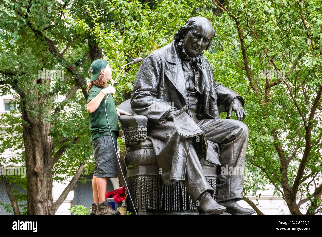 Statue d'Horace Greeley dans le parc de l'hôtel de ville étant nettoyé par un coup de torche , NYC, Etats-Unis Banque D'Images