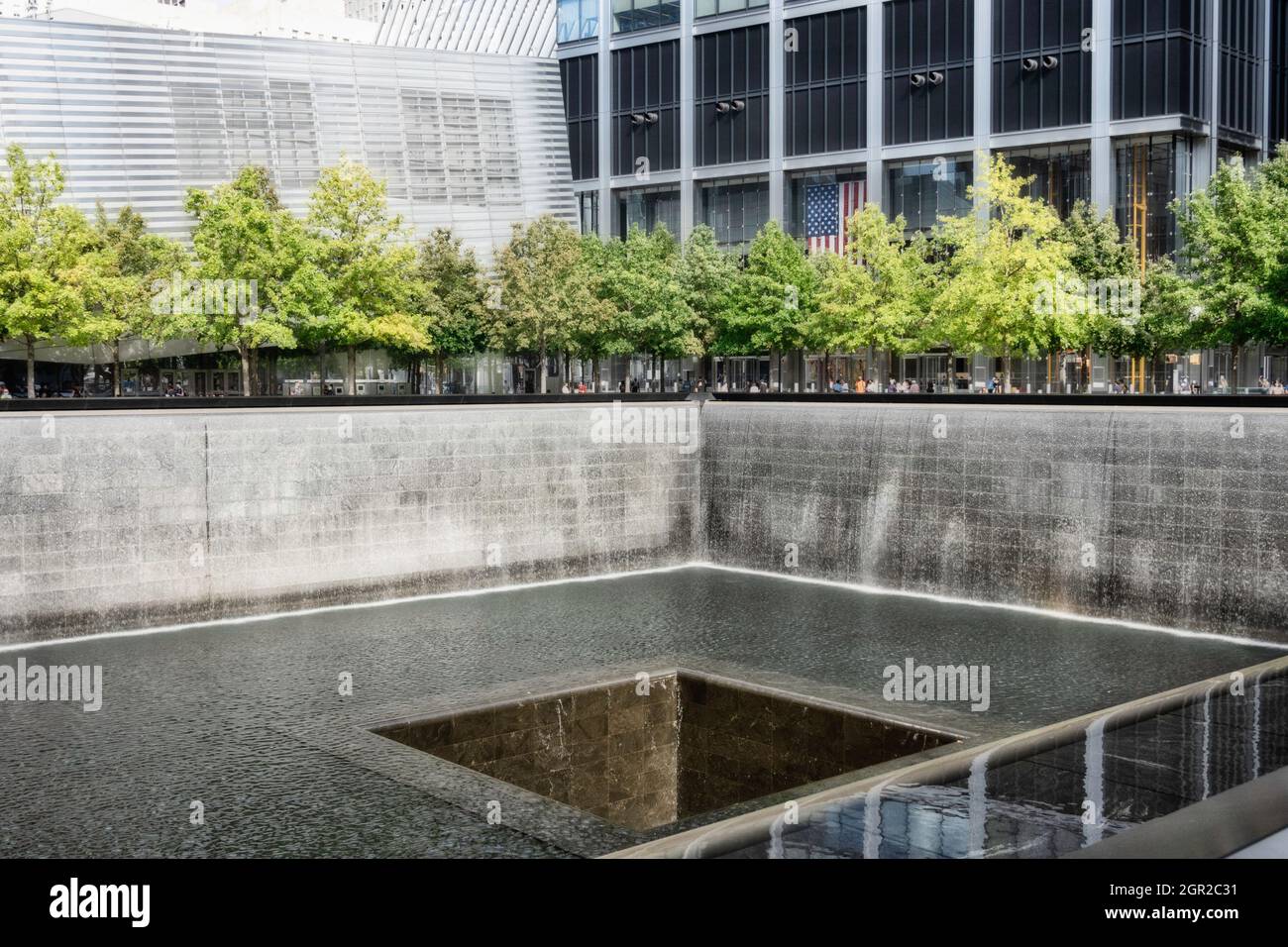 WTC Footprint Pool and Waterfalls « Reflecting absence » au National September 11 Memorial, Lower Manhattan, New York Banque D'Images