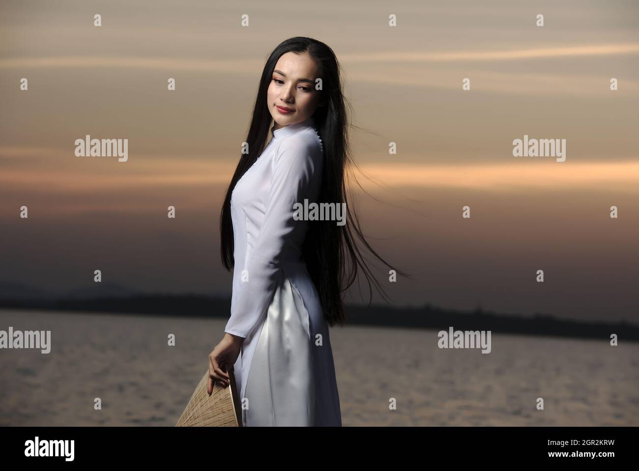 Portrait de belles filles asiatiques avec la robe traditionnelle Ao Dai