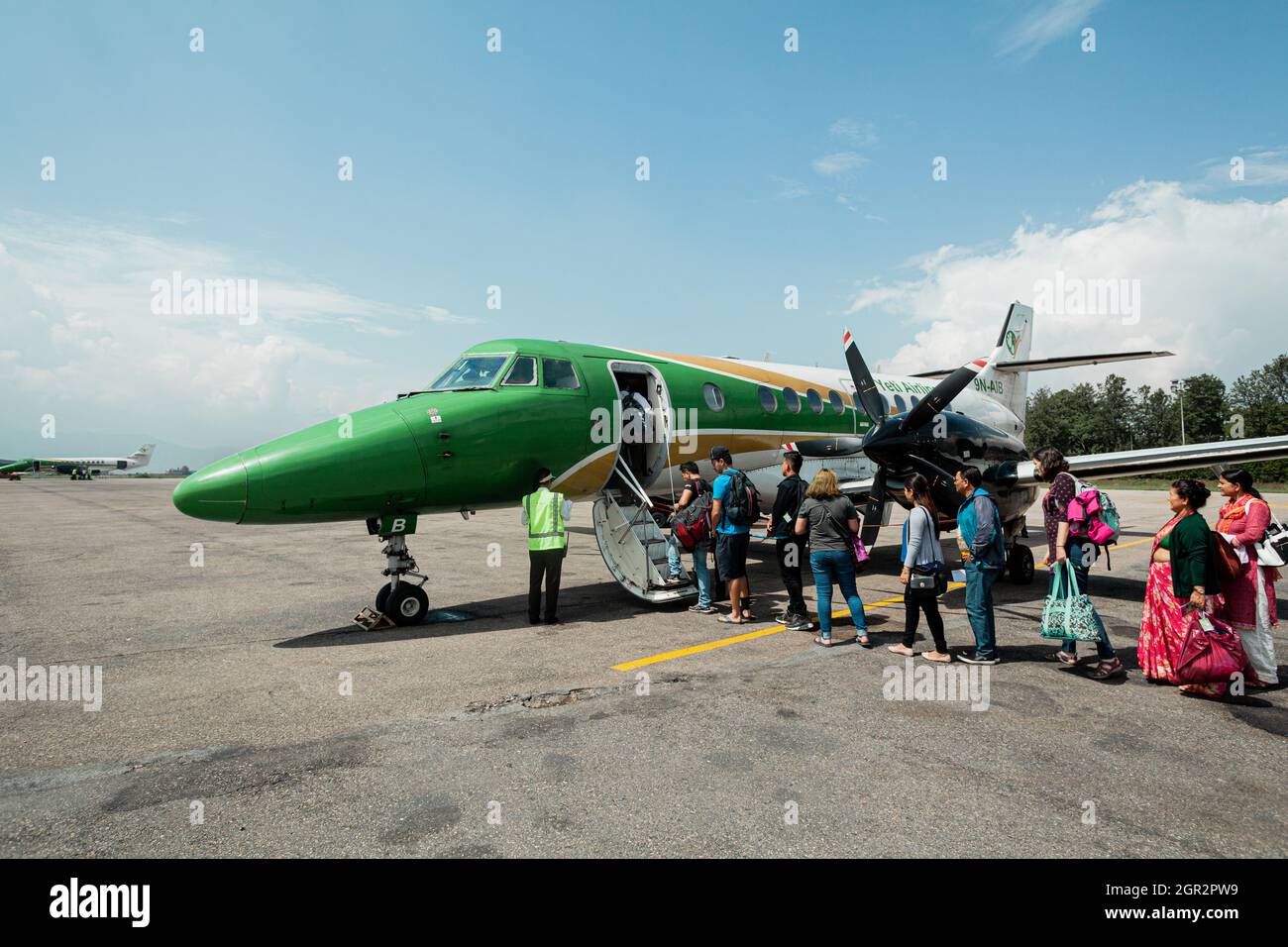 POKHARA - NÉPAL, 30 MAI 2016 : des gens embarquent dans un avion à l'aéroport de Pokhara Banque D'Images