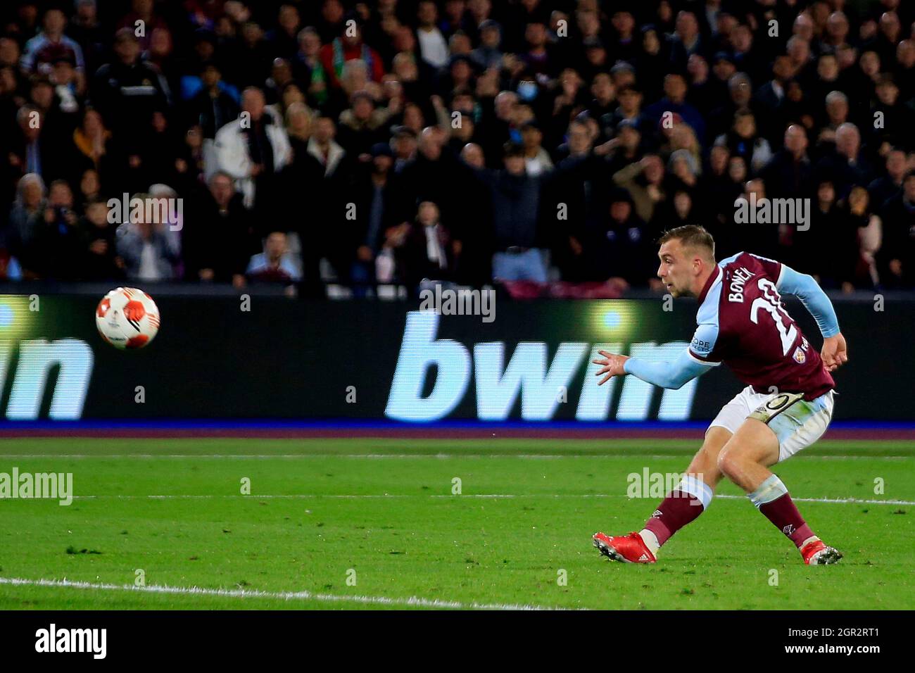 Londres, Royaume-Uni. 30 septembre 2021. Jarrod Bowen de West Ham United prend un coup de feu au but. Match de l'UEFA Europa League, groupe H, West Ham Utd v Rapid Wien au stade de Londres, parc olympique Queen Elizabeth à Londres, le jeudi 30 septembre 2021. Cette image ne peut être utilisée qu'à des fins éditoriales. Utilisation éditoriale uniquement, licence requise pour une utilisation commerciale. Aucune utilisation dans les Paris, les jeux ou les publications d'un seul club/ligue/joueur. photo par Steffan Bowen/Andrew Orchard sports photographie/Alay Live news crédit: Andrew Orchard sports photographie/Alay Live News Banque D'Images