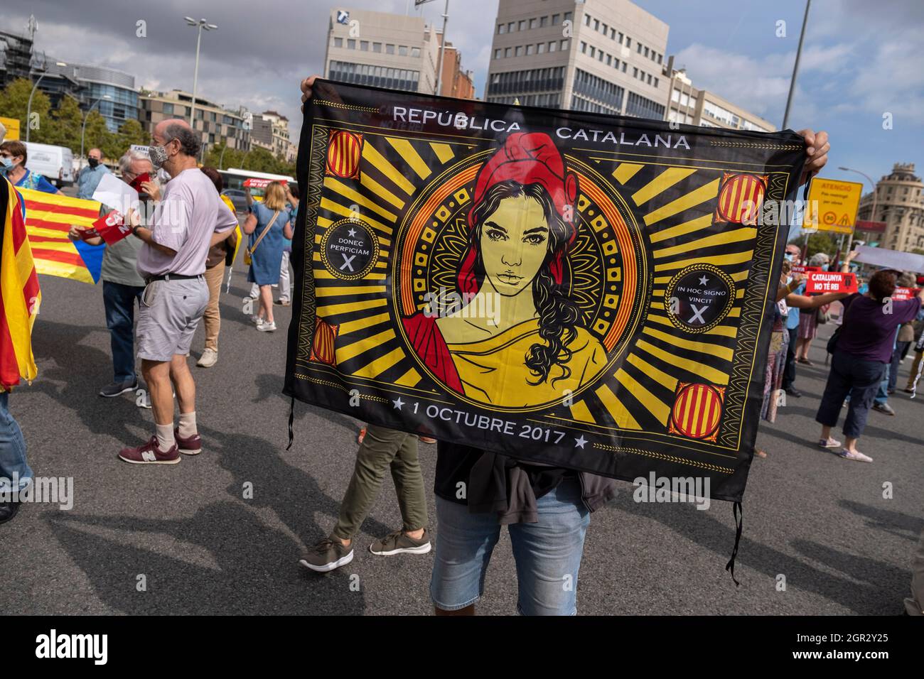 Barcelone, Espagne. 30 septembre 2021. Un manifestant pro-indépendantiste tient une bannière pendant la manifestation.des centaines de manifestants en faveur de l'indépendance de la Catalogne se sont rassemblés aux portes d'accès au salon de l'automobile de Barcelone pour protester contre la présence du roi Felipe VI d'Espagne à l'ouverture de l'événement. (Photo par Paco Freire/SOPA Images/Sipa USA) crédit: SIPA USA/Alay Live News Banque D'Images