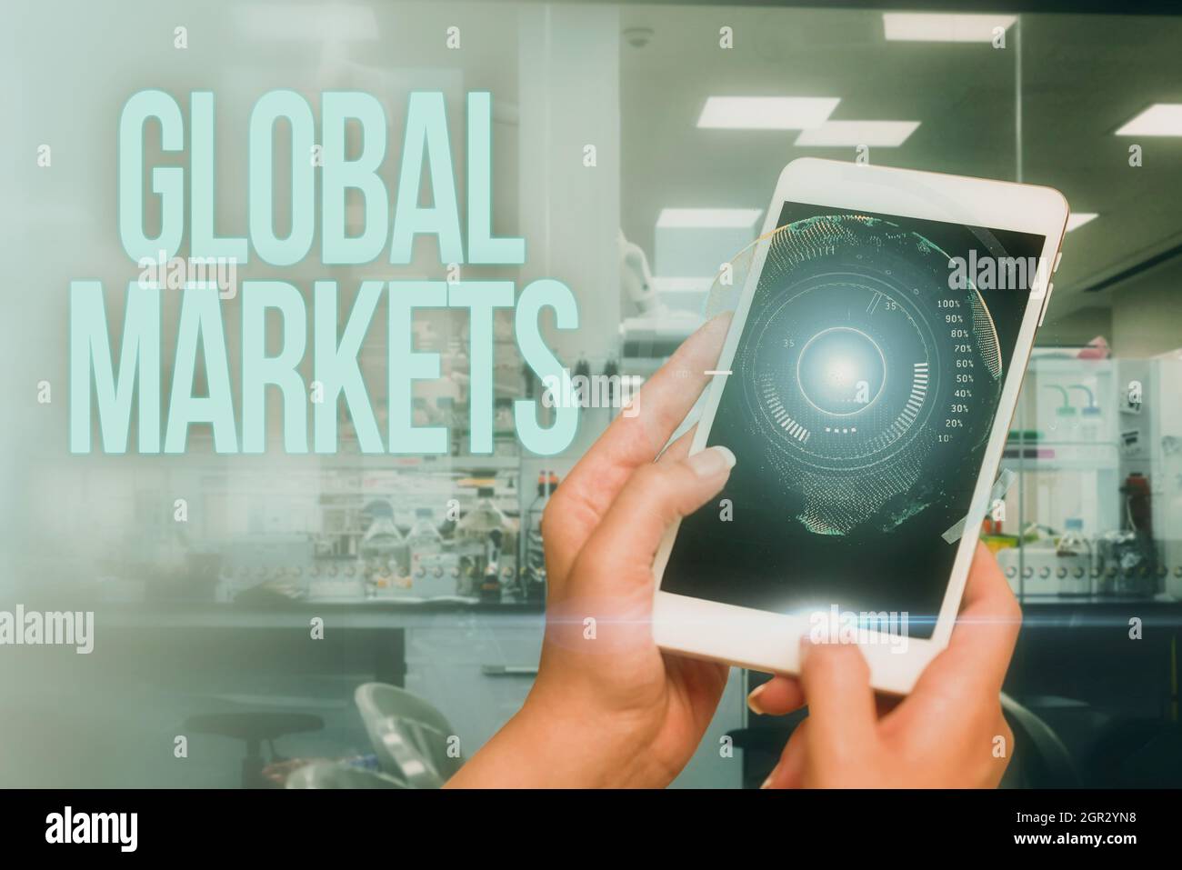 Légende du texte présentant les marchés mondiaux. Concept d'affaires Commerce de biens et de services dans tous les pays du monde femme pointant l'écran supérieur de Banque D'Images