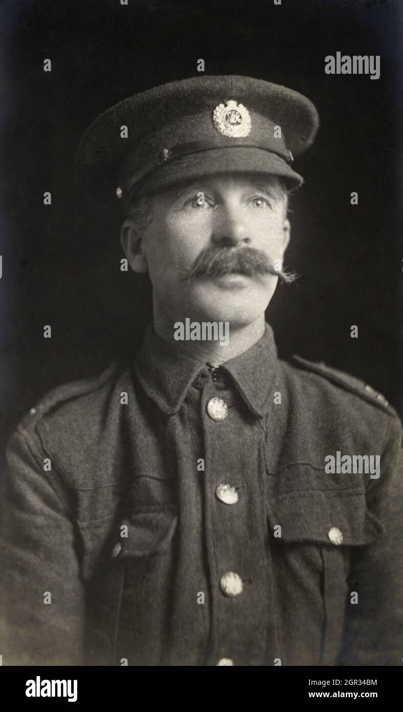 Un portrait de la première Guerre mondiale d'un soldat britannique, un Sapper des Royal Engineers en uniforme. Banque D'Images