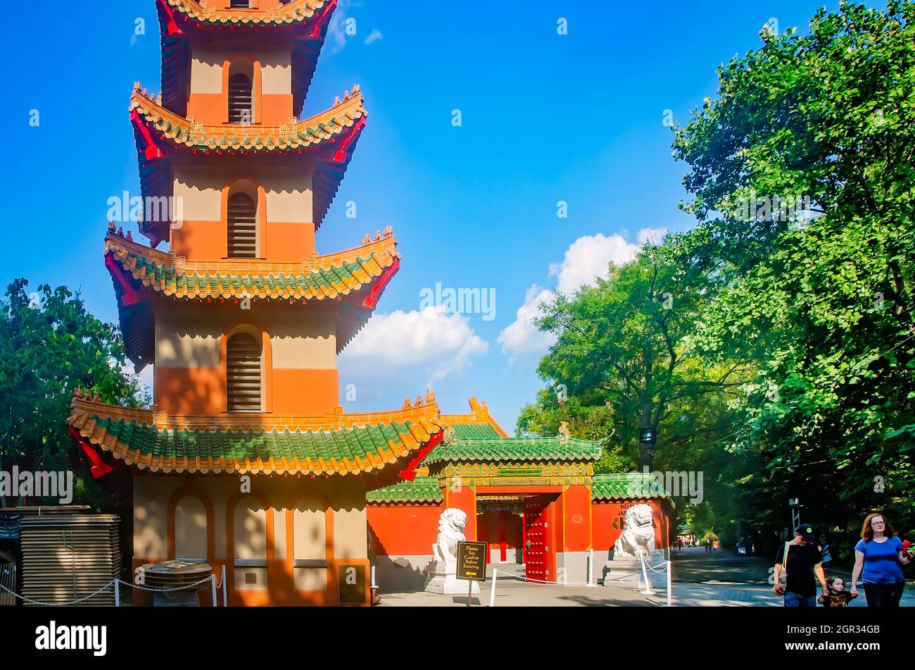 Une pagode chinoise sert d'entrée à l'exposition de trois hectares sur la Chine au zoo de Memphis, le 8 septembre 2015, à Memphis, Tennessee. Banque D'Images