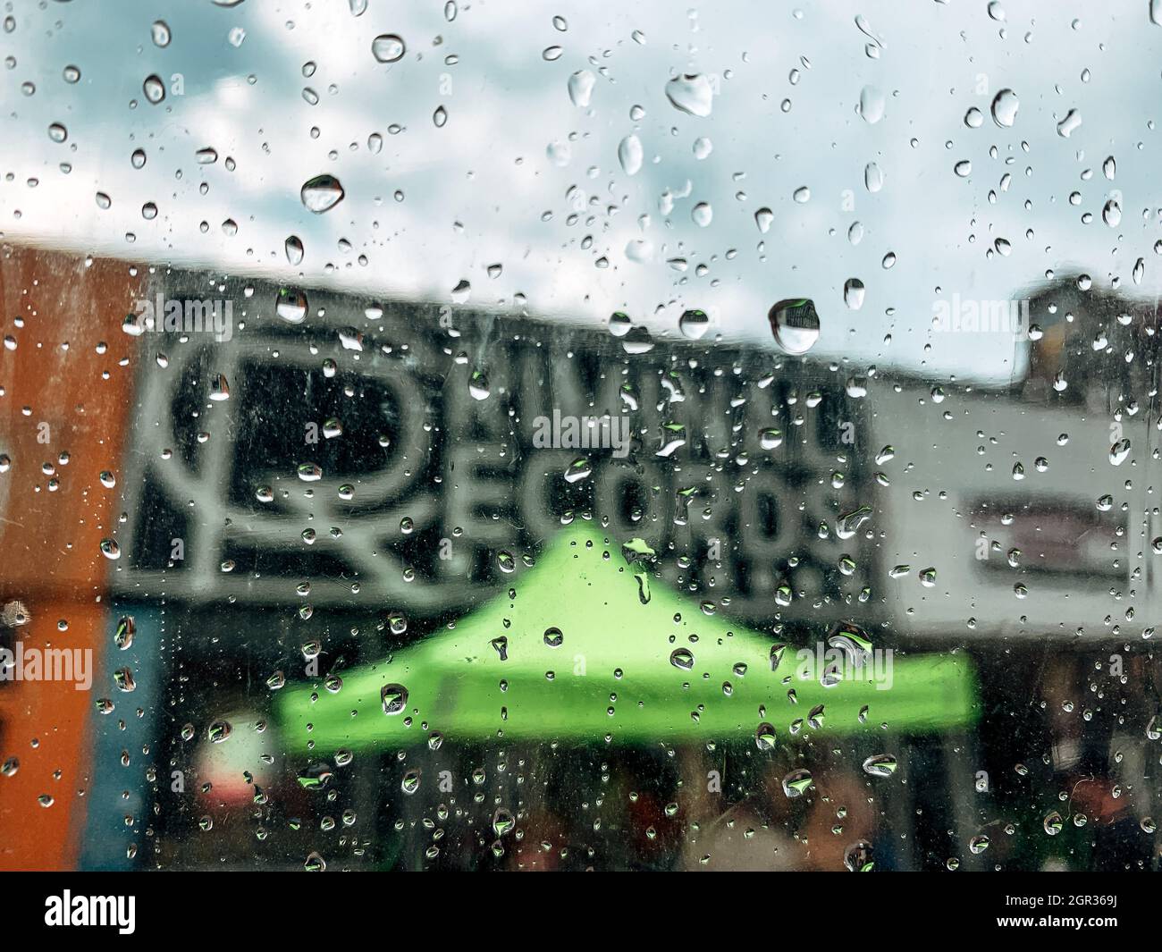 ATLANTA, ÉTATS-UNIS - 15 août 2021 : un point de vue du magasin de casier judiciaire à Atlanta, Géorgie visible par la fenêtre couverte de pluie Banque D'Images