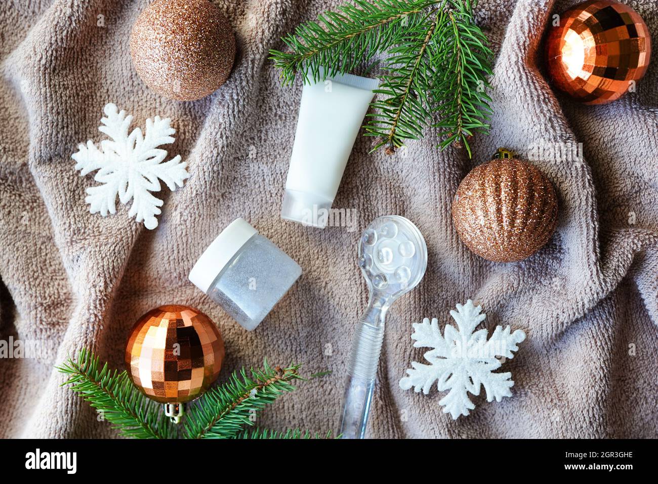 Crème, lotion ou gel pour bouteille cosmétique d'hiver avec décorations de  Noël, produits de soin du corps Photo Stock - Alamy